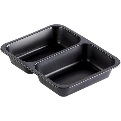 Το PP μπολ Caterline 2 Μαύρο από την Duni GmbH (227x178 mm) με δύο ορθογώνιους χώρους φαίνεται από λοξή προοπτική σε λευκό φόντο - τέλειο για εκδηλώσεις catering.