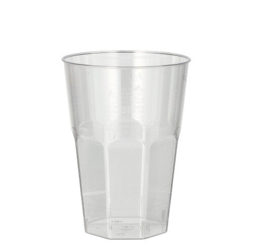 Ένα διάφανο ποτήρι Starpak Latte Macchiato από πλαστικό (0,3 l, 8 cm Ø, 11 cm ύψος) με κωνικές πλευρές και επίπεδο πάτο από το σετ Starpak 30 ποτηριών, με γυάλινη επιφάνεια, παρουσιάζεται μπροστά από ένα απλό λευκό φόντο.