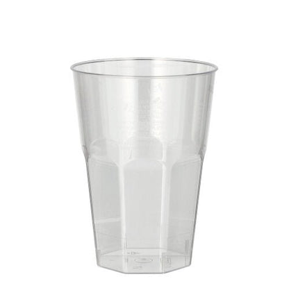 Ένα διάφανο ποτήρι Starpak Latte Macchiato από πλαστικό (0,3 l, 8 cm Ø, 11 cm ύψος) με κωνικές πλευρές και επίπεδο πάτο από το σετ Starpak 30 ποτηριών, με γυάλινη επιφάνεια, παρουσιάζεται μπροστά από ένα απλό λευκό φόντο.