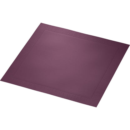 Η πετσέτα Duni GmbH Klassikservietten 40 x 40 cm 4 στρώσεων, ανάγλυφη 1/4 Falz είναι ένα τετράγωνο μοβ τραπεζομάντηλο με δομημένη άκρη και λείο κέντρο, ιδανικό για ένα κομψά στρωμένο τραπέζι. Φωτογραφημένο σε λευκό φόντο.