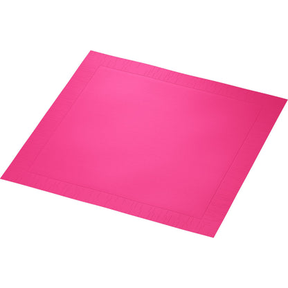 Μια πετσέτα Duni GmbH Klassikservietten 40 x 40 cm, 4 στρώσεων, ανάγλυφη 1/4 Falz σε φωτεινό ροζ βρίσκεται επίπεδη σε λευκό φόντο και δείχνει την δομημένη άκρη της και το λείο κέντρο.