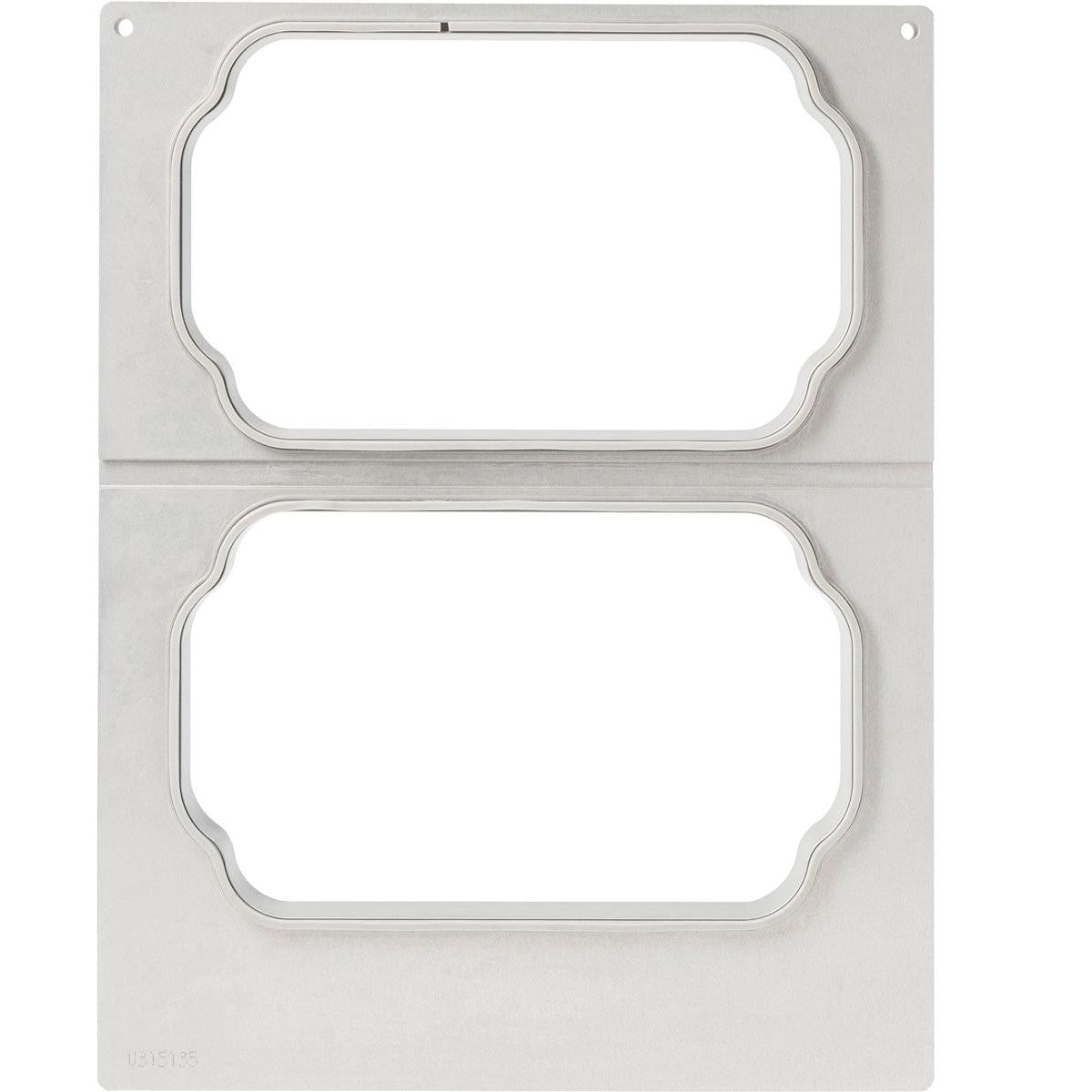 Ένα επίπεδο μεταλλικό στένσιλ με δύο διακοσμητικές εγκοπές, ιδανικό για ασφαλή αποθήκευση στην κασέτα DF15/25 για το δοχείο PP Take Away από την Duni GmbH. Η βουρτσισμένη επιφάνεια διαθέτει έναν μικρό αριθμό χαραγμένο στην κάτω αριστερή γωνία.