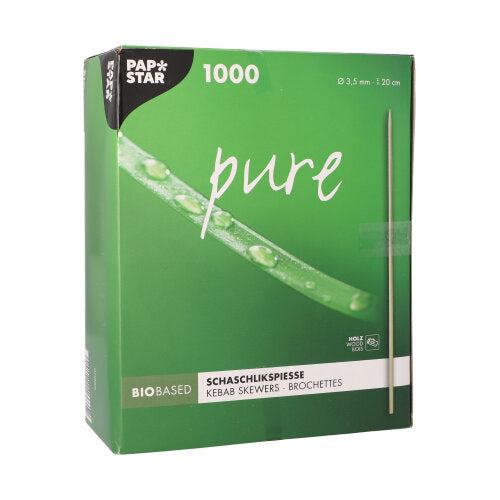 Eine grüne Schachtel mit der Aufschrift "PAPSTAR Schaschlikspieße aus Holz 'pure', Ø 3,5 mm, 20 cm lang | Papptray (1000 Stück)" der PAPSTAR GmbH enthält 1000 Holzspieße und zeigt ein Spießbild mit Wassertropfen auf leuchtend grünem Hintergrund.