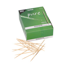 Eine grün-weiße PAPSTAR-Schachtel mit der Aufschrift "pure" enthält 1000 runde Holzzahnstocher (8 cm), von denen einige auf der Vorderseite verstreut sind. Produkt: PAPSTAR Zahnstocher "pure" aus Holz, rund, 8 cm | Faltschachtel (1000 Stück). Marke: PAPSTAR GmbH.