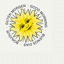 Ένας χαμογελαστός κίτρινος ήλιος βρίσκεται στο επίκεντρο των 3-στρωματικών, 24 x 24 cm μεγάλων χαρτοπετσετών της Duni GmbH. "GOOD MORNING", "BUENOS DIAS", "BONJOUR" και "GUTEN MORGEN" σχηματίζουν έναν χαρούμενο κύκλο γύρω από αυτό. Συσκευασία: 250 τεμάχια.