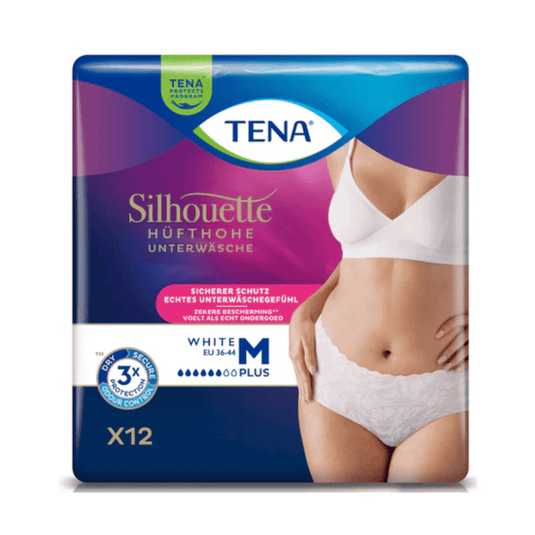Μια συσκευασία παντελονιών ακράτειας TENA Silhouette Plus White της TENA – Essity Germany GmbH, μεγέθους M, απεικονίζει στη συσκευασία της μια γυναίκα που φοράει το προϊόν. Η συσκευασία τονίζει την προστασία από την ακράτεια ούρων και την άνεση κατά τη χρήση και περιέχει 12 τεμάχια.