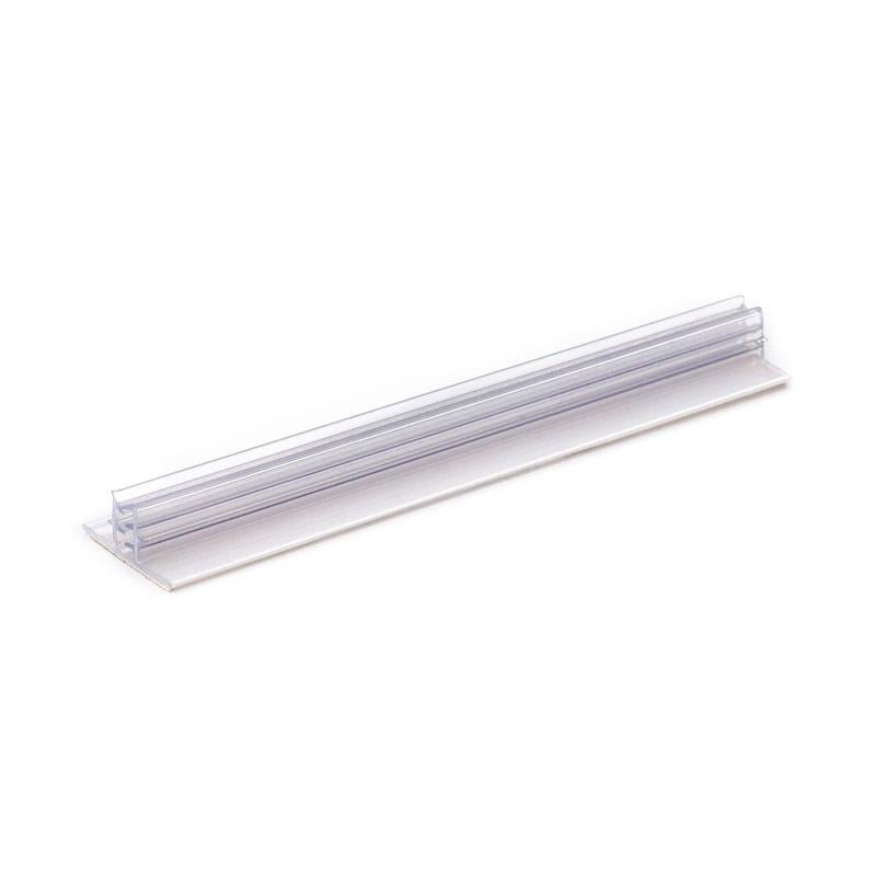 Το Orkla Wound Care AB Clip signieren | Packung (1 Stück) είναι ένας διαφανής πλαστικός κάτοχος ετικετών ραφιού με επίπεδη βάση και κάθετη σχισμή για ετικέτες, κατάλληλος για την οργάνωση ή την επισήμανση αντικειμένων. Απεικονίζεται σε λευκό φόντο.