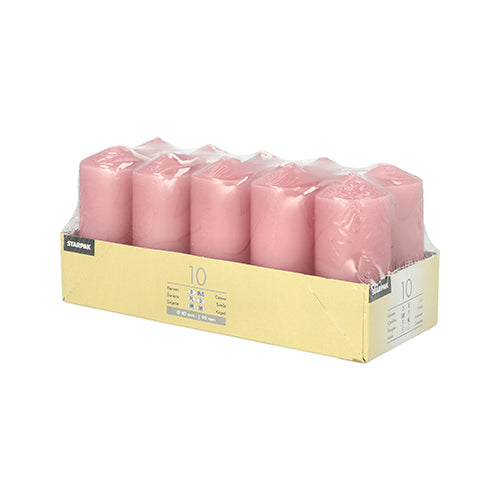 Τα Starpak 10 Stumpenkerzen Ø 40 mm · 90 mm, ροζ, είναι τακτοποιημένα σε διαφανές πλαστικό και ένα ανοιχτό μπεζ κουτί - τέλεια για γάμους ή για να δημιουργήσει μια άνετη ατμόσφαιρα.