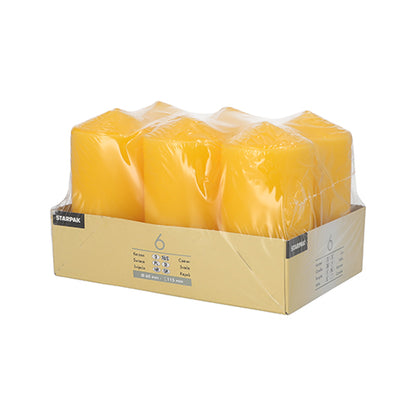 Σε ένα μπεζ δίσκο με την επιγραφή "Starpak" βρίσκεται μια συσκευασία τυλιγμένη σε διάφανη πλαστική μεμβράνη με έξι Starpak 6 Stumpenkerzen Ø 60 mm · 115 mm από υψηλής ποιότητας κερί, που παρουσιάζονται σε απλό λευκό φόντο.