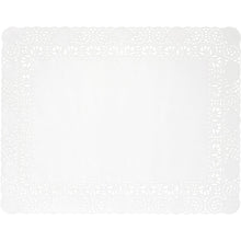 A Duni GmbH Deko-Spitzenpapier 20x30 cm in weiß, aus hochwertigem Bastelpapier, Packung mit 250 Stück, ist rechteckig mit festem Mittelteil und filigranem Spitzenrand und auf schlichtem Hintergrund von oben abgebildet.