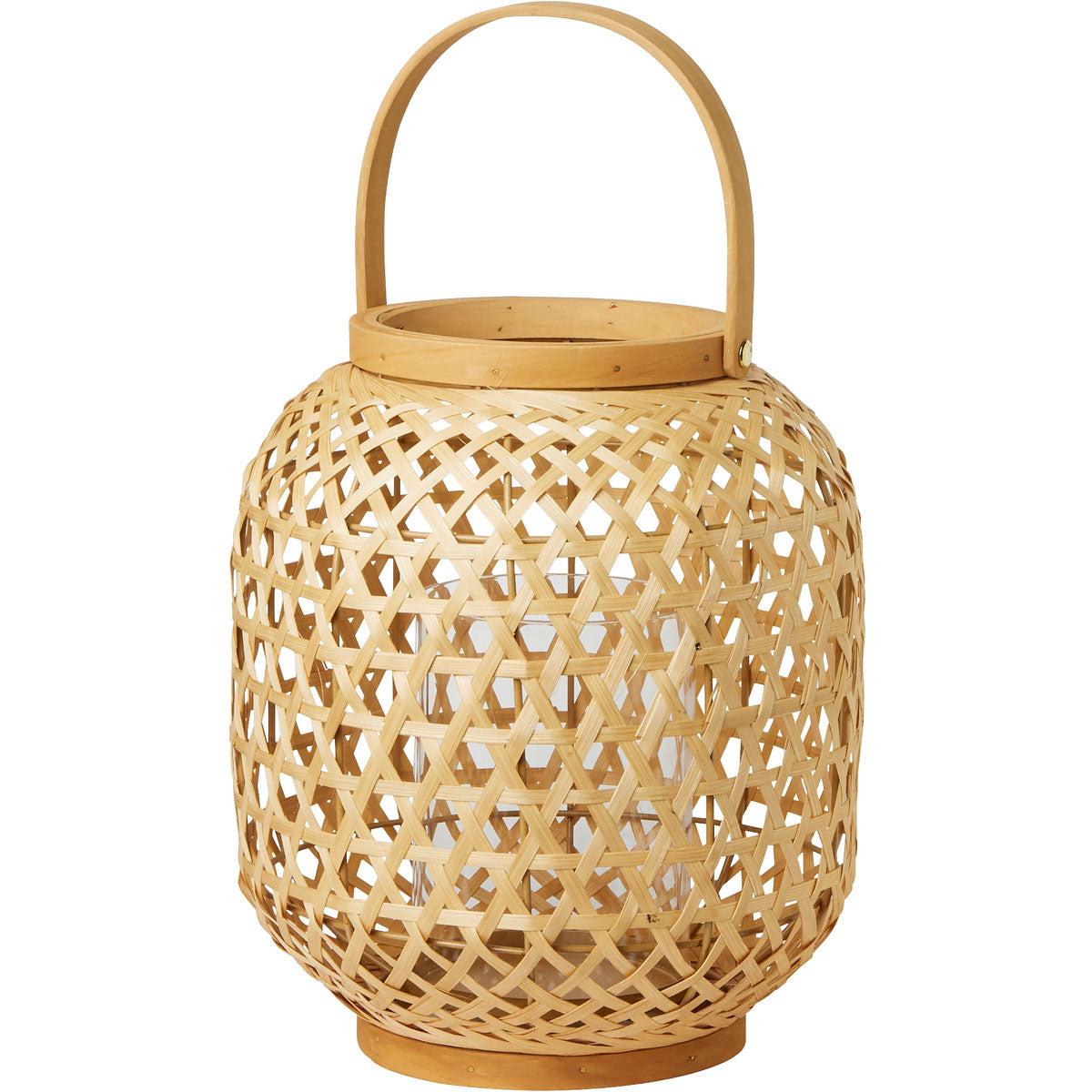 Το φανάρι κεριών Area από την Duni GmbH, μικρό (255 x 240 mm), από μπαμπού με ξύλινη λαβή και γυάλινη ένθεση, είναι ιδανικό για LED και κεριά κολώνες. Ο πλεκτός σχεδιασμός εξασφαλίζει ευάερη διακόσμηση κήπου και βεράντας.