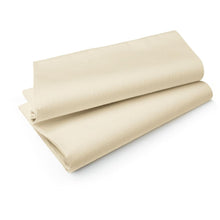 Δύο διπλωμένα τραπεζομάντηλα Evolin από την Duni GmbH (84x84 cm, κρεμ χρώμα) είναι στοιβαγμένα σε λευκό φόντο - ιδανικά για κομψή διακόσμηση τραπεζιού σε κάθε περίσταση. Η συσκευασία περιέχει 84 τεμάχια.
