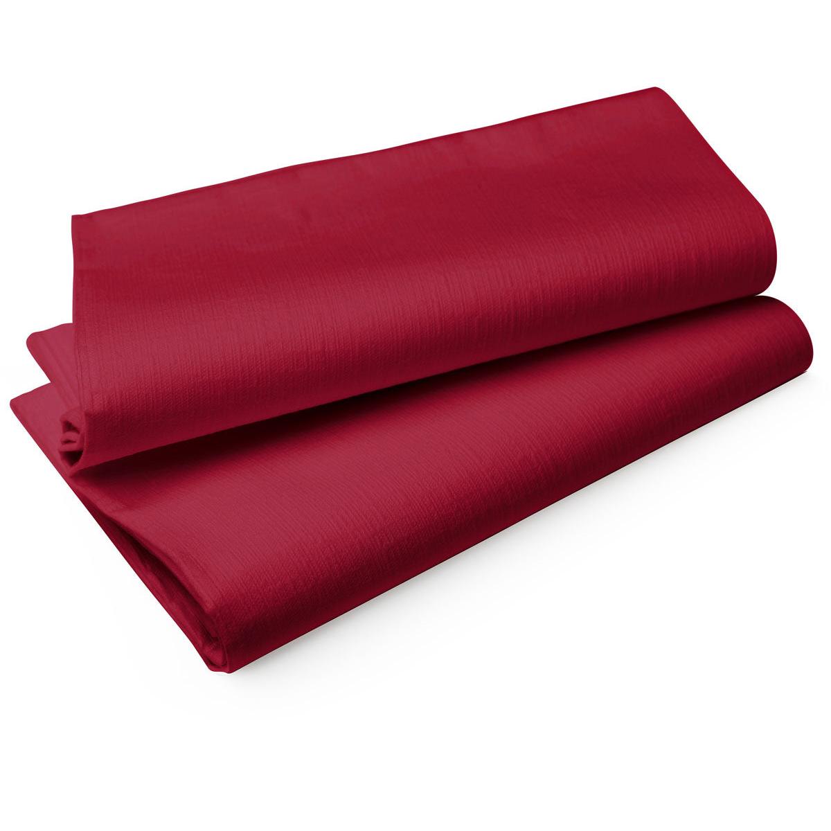 Zwei gefaltete Evolin Mitteldecke Tischdecken der Duni GmbH in elegantem Bordeaux, je 84x84 cm, sind auf weißem Grund gestapelt.