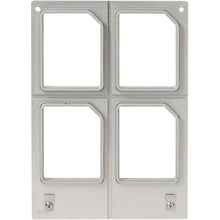 Die Kassette DF10/20 für Polardeli rPET Mini 100 ml (4-nutzig) von Duni GmbH verfügt über eine Metallplatte mit vier abgeschrägten rechteckigen Ausschnitten im 2x2-Raster, zwei Schrauben unten und Löchern oben - ideal für die Verwendung von recyceltem PET-Material.