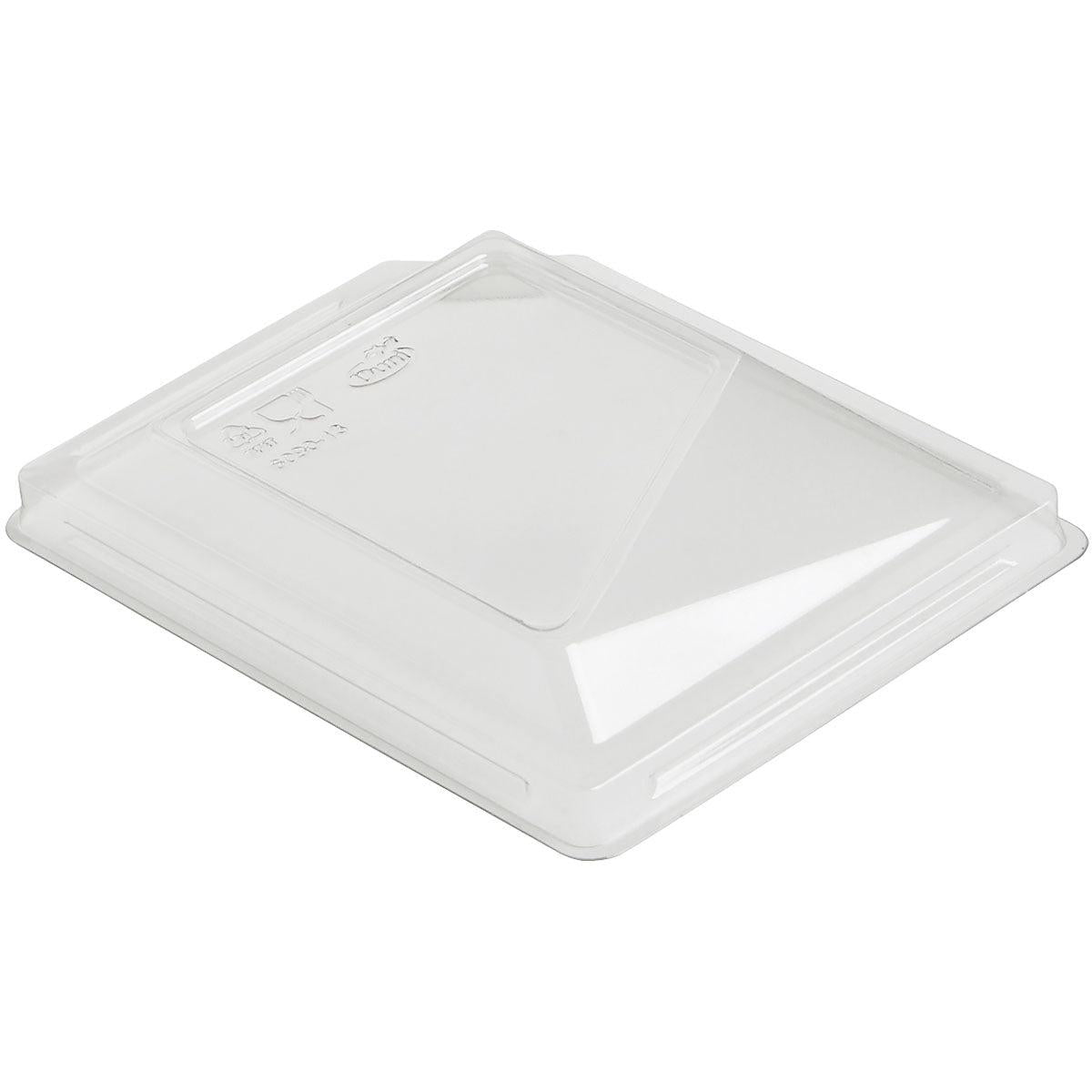 Το καπάκι Polardeli rPET σε 187030 Διαφανές rPET 108x86x18 της Duni GmbH εμφανίζεται σε λευκό φόντο με ανασηκωμένες άκρες και ανάγλυφα σύμβολα ανακύκλωσης, υπογραμμίζοντας έτσι τον φιλικό προς το περιβάλλον σχεδιασμό του από ανακυκλωμένο PET. Συσκευασία: 630 τεμάχια.