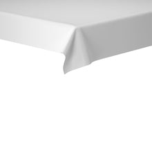 Η κοντινή λήψη ενός τραπεζομάντηλου Duni GmbH Dunisilk 118 x 120 cm δείχνει το λείο λευκό ύφασμα που πέφτει καθαρά πάνω από την άκρη - ιδανικό για υψηλής ποιότητας διακόσμηση τραπεζιού. Το φόντο είναι μονόχρωμο λευκό.