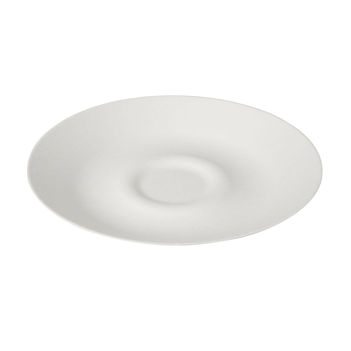 Ένα λευκό πιάτο Bagasse ø 27 cm από την Duni GmbH, συσκευασία (25 τεμάχια), κατασκευασμένο από φιλικό προς το περιβάλλον, βιοδιασπώμενο Bagasse, με στρογγυλή εσοχή στο κέντρο, φωτογραφημένο σε λευκό φόντο.