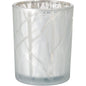 Η βάση για κεριά 100x80 mm σε Shimmer White από την Duni GmbH εντυπωσιάζει με τον κομψό σχεδιασμό της με παγωμένη εμφάνιση και ασημένιο εσωτερικό - ένα εξαιρετικό αξεσουάρ σπιτιού που αναβαθμίζει κάθε χώρο· διατίθεται σε συσκευασία με 1 κομμάτι.