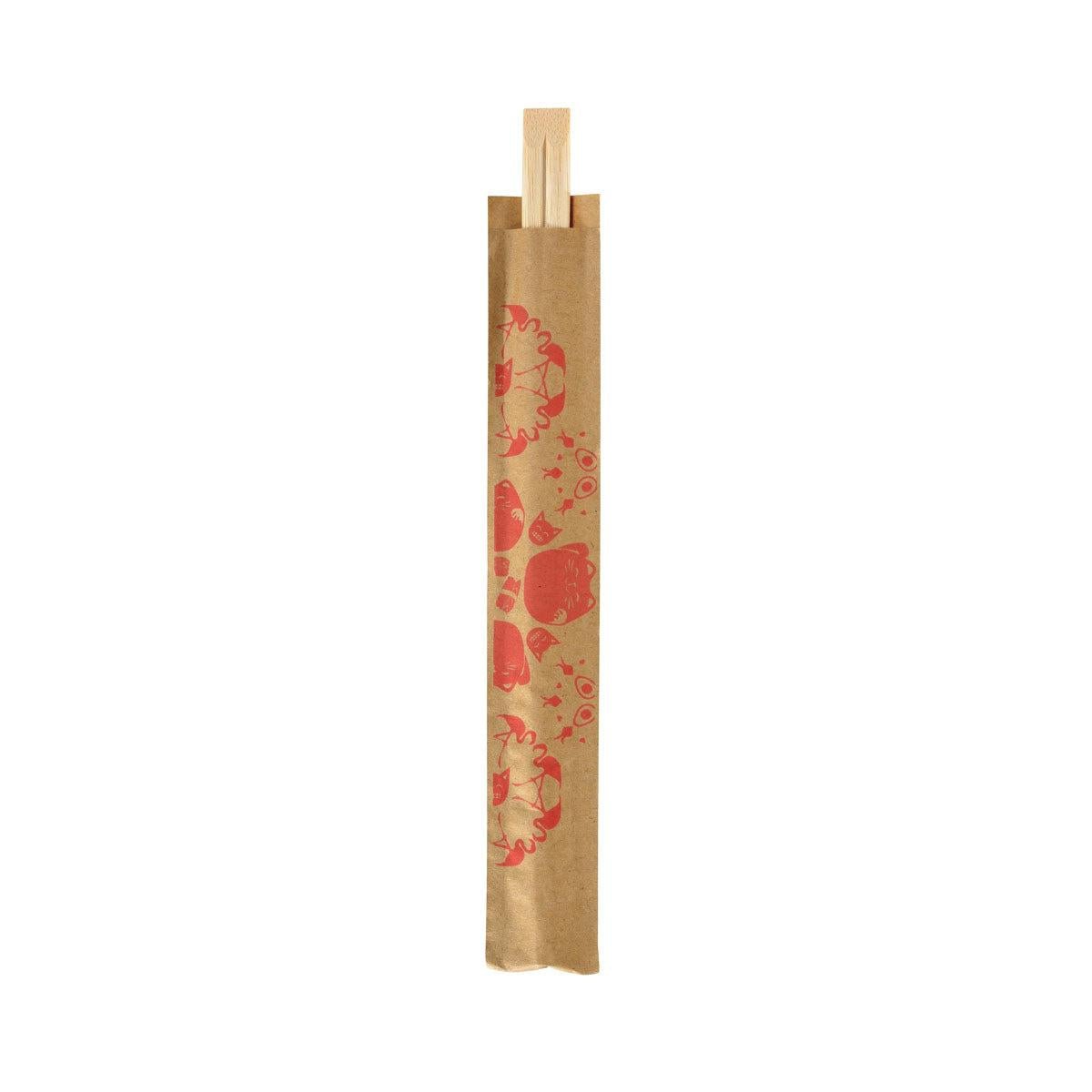 Ένα ζευγάρι ξυλάκια φαγητού, 210 mm, Emoji Sakura Bamboo από την Duni GmbH, εν μέρει σε μια καφέ χάρτινη σακούλα με κόκκινες εικονογραφήσεις ζώων και αντικειμένων, παρουσιάζεται σε λευκό φόντο. Η συσκευασία περιέχει 100 κομμάτια.