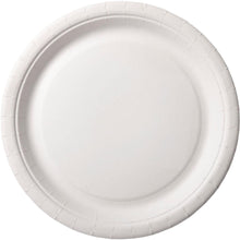 Ένα λευκό, στρογγυλό χάρτινο πιάτο (πιάτο ø 22 cm) της Duni GmbH με ελαφρώς υπερυψωμένο χείλος και δομημένο χείλος, φωτογραφημένο από πάνω σε λευκό φόντο. Συσκευασία: 100 τεμάχια.