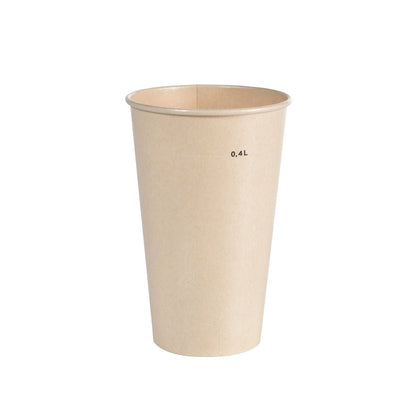 Ausschakbecher Breeze Cup Bagasse von Duni GmbH: ένα απλό μπεζ κύπελλο 0,4L, φιλικό προς το περιβάλλον και ιδανικό για βιώσιμη απόλαυση, στέκεται όρθιο μπροστά από λευκό φόντο.