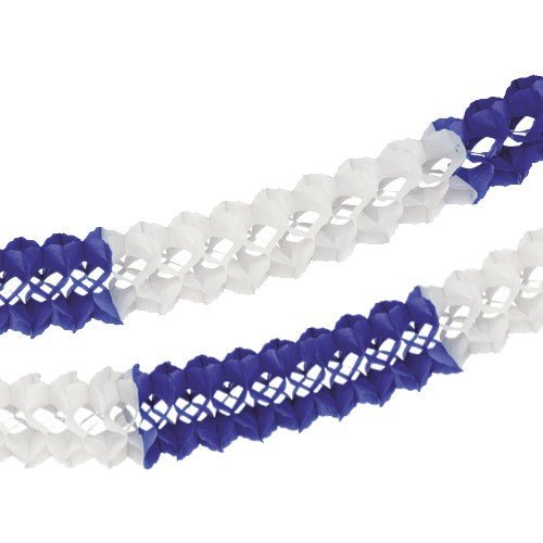 Δύο PAPSTAR μεγάλες γιρλάντες (Ø 16 cm, 10 m, δυσανάφλεκτες) σε λευκό και σκούρο μπλε/λευκό της PAPSTAR GmbH δημιουργούν διαγώνια σε λευκό υπόβαθρο μια κομψή διακόσμηση με επιπλέον πυρασφάλεια.