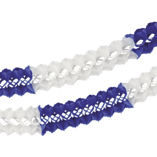 Zwei PAPSTAR Großraumgirlanden (Ø 16 cm, 10 m, schwer entflammbar) in Weiß und Dunkelblau/Weiß der PAPSTAR GmbH ergeben diagonal auf weißem Untergrund ein elegantes Dekor mit zusätzlicher Brandsicherheit.