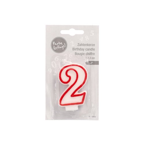 Ένα κερί αριθμών της PAPSTAR GmbH, 7,3 cm, σε μορφή του αριθμού 2 σε λευκό με κόκκινο περίγραμμα, συσκευασμένο σε απλό ανοιχτό γκρι φόντο. Πολυγλωσσική συσκευασία; ιδανικό για γενέθλια και επετείους.