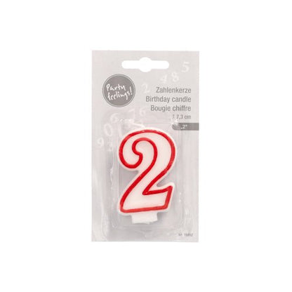 Ένα κερί αριθμών της PAPSTAR GmbH, 7,3 cm, σε μορφή του αριθμού 2 σε λευκό με κόκκινο περίγραμμα, συσκευασμένο σε απλό ανοιχτό γκρι φόντο. Πολυγλωσσική συσκευασία; ιδανικό για γενέθλια και επετείους.