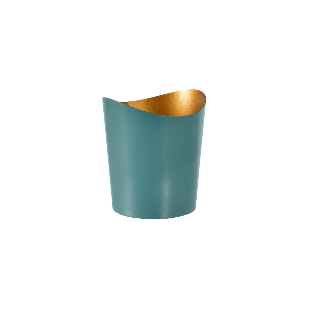 Η μεταλλική κηροπήγιο Ripple Ocean Teal της Duni GmbH προσθέτει μια κομψή πινελιά ως διακοσμητικό αξεσουάρ σπιτιού με το ασύμμετρο χείλος του και το χρυσό εσωτερικό του μπροστά από ένα απλό λευκό φόντο.