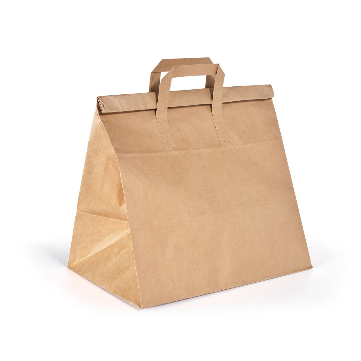 Μια μεγάλη καφέ χάρτινη τσάντα BioPak Foldbag FSC 320x210x340 από την Duni GmbH στέκεται όρθια σε λευκό φόντο, με δύο επίπεδες λαβές και ένα διπλωμένο καπάκι για μια σκηνική μορφή - ιδανικές, φιλικές προς το περιβάλλον χάρτινες σακούλες. Η συσκευασία περιέχει 250 τεμάχια.