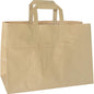 Μια τσάντα Take-Away καφέ χαρτί FSC 360x170x257 από την Duni GmbH στέκεται άδεια και όρθια σε λευκό φόντο. Η φιλική προς το περιβάλλον τσάντα μεταφοράς από χαρτί πιστοποιημένο με FSC με δύο επίπεδες λαβές δείχνει ορατές πτυχές. Συσκευασία: 200 κομμάτια.