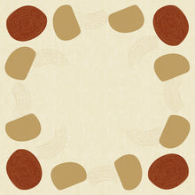 Eine beigefarbene Dunicel-Mitteldecke (84 x 84 cm) der Duni GmbH zeigt eine kreisförmige Bordüre aus abwechselnd braunen Ovalen und hellbraunen Formen mit geschwungenen Linienmustern. Ideal als erdige Tischdekoration; die Mitte ist leer. Packung: 100 Stück.