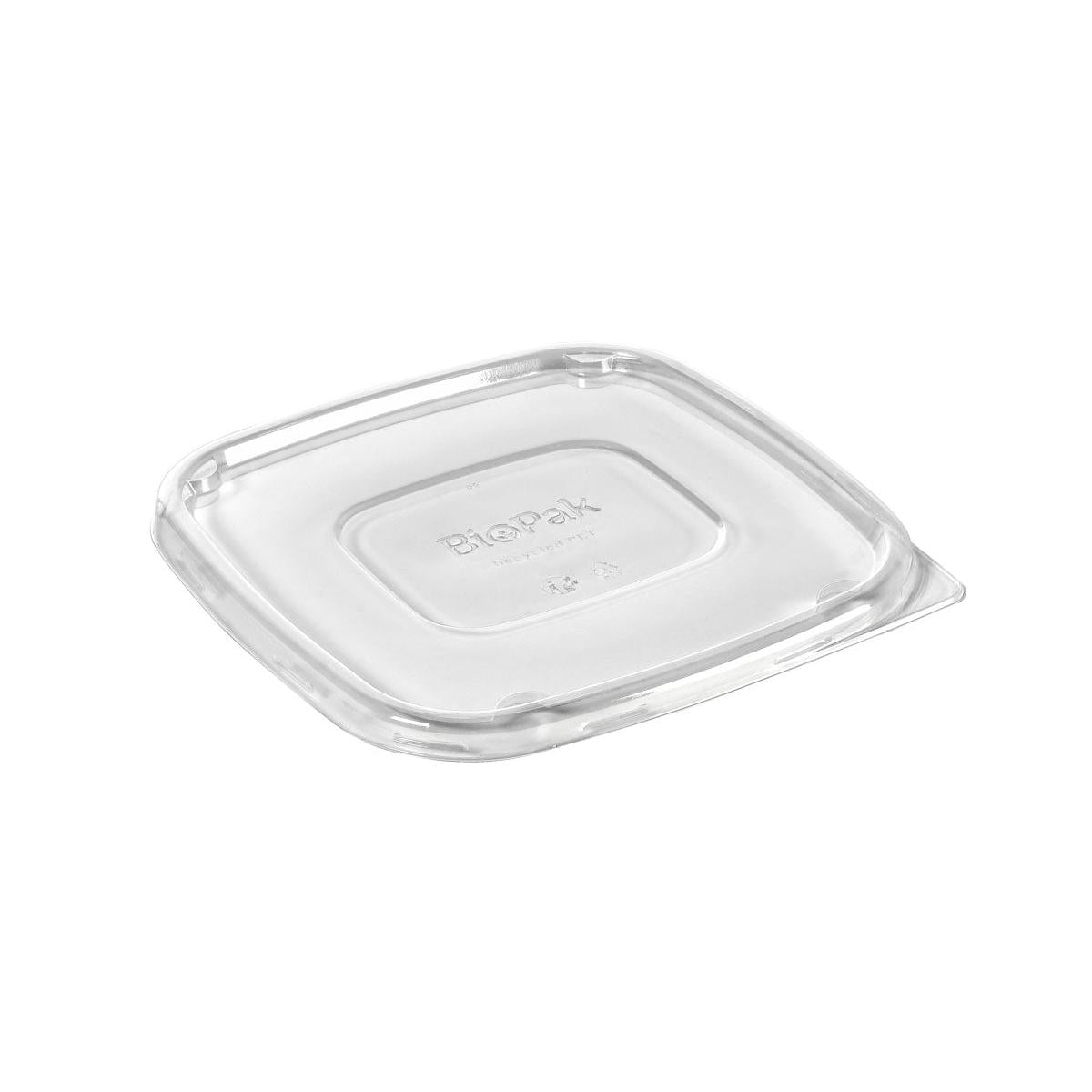 Το καπάκι rPET CUBE SQUARE 900/1200 ml της Duni GmbH είναι ένα διαφανές, ελαφρώς υπερυψωμένο καπάκι (182x182x10 mm) για δοχεία CUBE SQUARE, κατασκευασμένο από βιώσιμη συσκευασία και ανάγλυφο με "BioPak". Συσκευασία: 50 τεμάχια. Φωτογραφημένο σε λευκό φόντο.