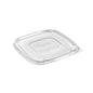 Το καπάκι rPET CUBE SQUARE 900/1200 ml της Duni GmbH είναι ένα διαφανές, ελαφρώς υπερυψωμένο καπάκι (182x182x10 mm) για δοχεία CUBE SQUARE, κατασκευασμένο από βιώσιμη συσκευασία και ανάγλυφο με "BioPak". Συσκευασία: 50 τεμάχια. Φωτογραφημένο σε λευκό φόντο.