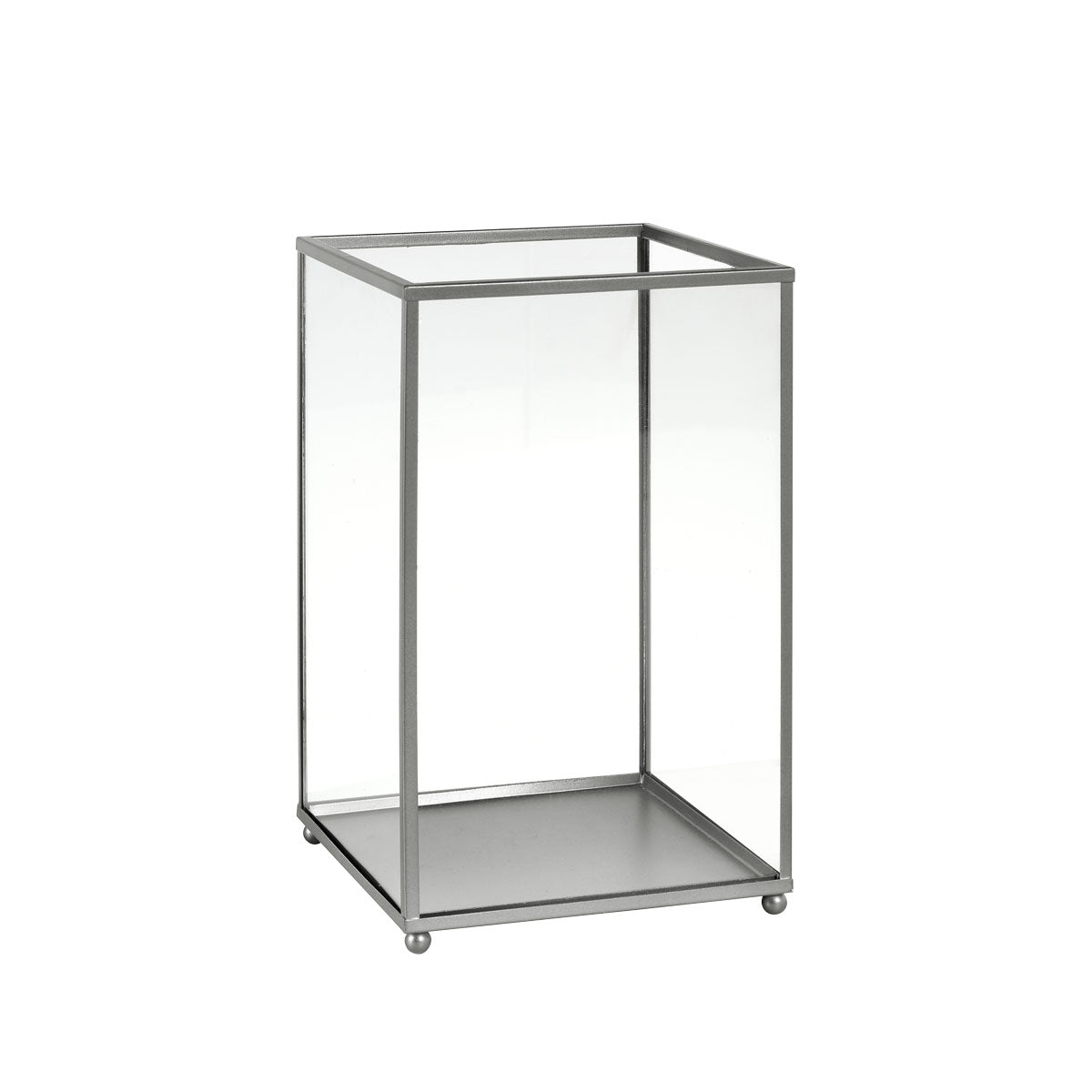 Η γυάλινη κηροπήγιο, 220x140 mm από την Duni GmbH, εντυπωσιάζει με το ασημί, κομψό σχέδιο και τις διαφανείς πλευρές - ένα εκλεπτυσμένο δώρο για κάθε περίσταση. Η συσκευασία περιέχει 1 τεμάχιο.