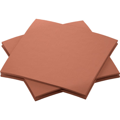 Τέσσερις στοίβες χαρτοπετσετών Dunisoft 20 x 20 cm της Duni GmbH σε καφέ είναι τοποθετημένες επικαλυπτόμενες και τακτοποιημένα σε λευκό φόντο. Οι αχρησιμοποίητες χαρτοπετσέτες δείχνουν ένα διακριτικό μοτίβο υφής.