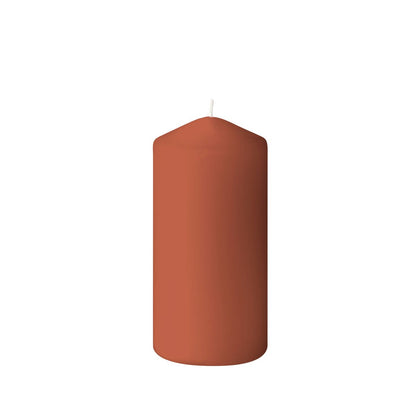 Ένα μεμονωμένο κερί της Duni GmbH (150 x 70 mm, περίπου 50 ώρες) με λευκό φυτίλι στέκεται όρθιο μπροστά σε ένα απλό λευκό φόντο.