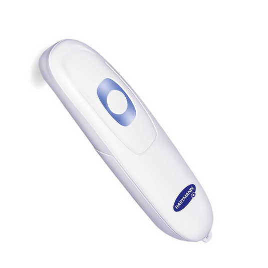 Ψηφιακός θεραπευτής τσιμπήματος εντόμων με ένα μόνο κουμπί και φορητή οθόνη προβολής, απομονωμένος σε λευκό φόντο. - HARTMANN θεραπευτής τσιμπήματος εντόμων | Συσκευασία (1 τεμάχιο) από την Paul Hartmann AG