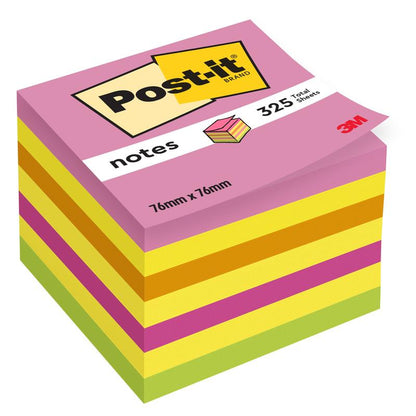 Ο κύβος σημειώσεων Post-it® από την 3M Deutschland GmbH προσφέρει 325 τετράγωνα σημειωματάρια σε ροζ και κίτρινο (76 x 76 mm) - τέλεια για το γραφείο. Πιστοποιημένο από PEFC, ετικέτα με "Post-it notes" και το λογότυπο της 3M στη γωνία.