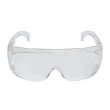 Die 3M™ Visitor Überbrille, Klarsichtscheibe von 3M Deutschland GmbH zeichnet sich durch klare, umlaufende Gläser und geschwungene Arme aus, die von vorne vor einem weißen Hintergrund gezeigt werden.