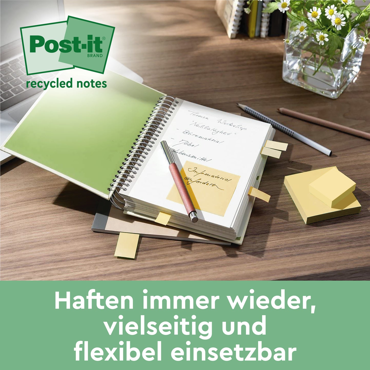 Ein Schreibtisch mit einem aufgeschlagenen Notizbuch, gelben Haftnotizen, Stiften, einer Pflanze und einem Stapel Post-it® Recycling Notes (76 x 76 mm, 100 Blatt/Block, 100% PEFC) der 3M Deutschland GmbH. Deutscher Text: "Immer wieder haften, vielseitig und flexibel einsetzbar.