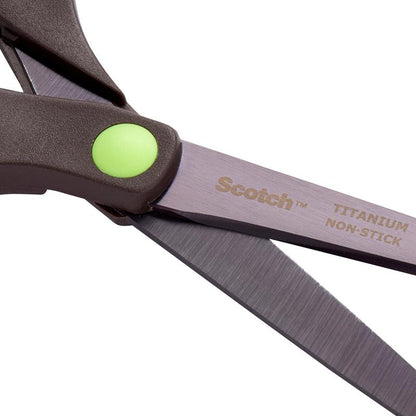 Κοντινή λήψη ενός ψαλιδιού Scotch™ Titan της 3M Deutschland GmbH, 20 cm, με αντικολλητικές λεπίδες από τιτάνιο και μια πράσινη, κυκλική λεπτομέρεια κοντά στη σύνδεση της λαβής.