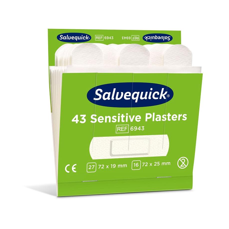 Ένα πράσινο-λευκό κουτί με την ένδειξη «Orkla Wound Care AB Sensitive Pflaster, 43 τεμ./Ανταλλακτικό (non-woven) | Συσκευασία (6 τεμάχια)» είναι ανοιχτό και αποκαλύπτει λευκά επιθέματα στο εσωτερικό του. Στο κουτί αναγράφονται τα μεγέθη, τα σύμβολα και ο αριθμός αναφοράς: 6943.