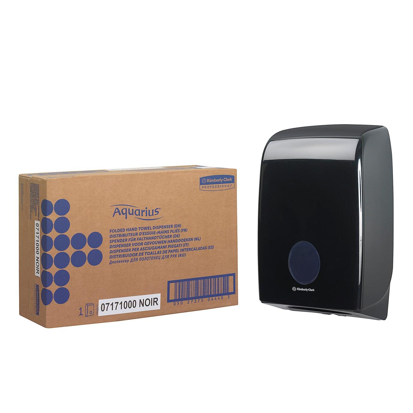 Eine braune Schachtel mit der Aufschrift "Kimberly-Clark GmbH" und ein schwarzer Aquarius™ Spender für gefaltete Handtücher - Interfold sind nebeneinander vor einem weißen Hintergrund abgebildet.