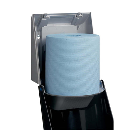 Ένας μπλε ρολός χαρτιού τοποθετείται σε έναν γκρι διανομέα πετσετών Kimberly-Clark Professional™ - Κεντρική εξαγωγή (1 διανομέας, Γκρι) της Kimberly-Clark GmbH, με το καπάκι ανοιχτό για υγιεινή εξαγωγή μέσω της πρακτικής κεντρικής εξαγωγής.