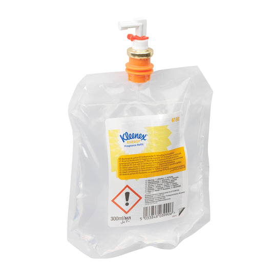 Transparentes 300 ml Kleenex® Duft Energy Nachfüllpack der Kimberly-Clark GmbH mit weiß-orangem Spenderventil und sichtbaren Warnhinweisen. Verpackung: 6 Kassetten pro Karton (6 Flaschen).
