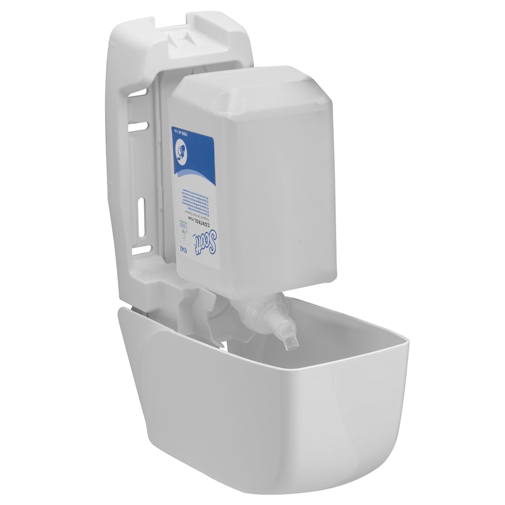 Ένας τοίχος τοποθετημένος, λευκός Scott® Control™ αφρού καθαριστικού χεριών δοσομετρητής σαπουνιού από την Kimberly-Clark GmbH με ανοιχτό μπροστινό καπάκι δείχνει μια κασέτα 1L στο εσωτερικό. Ο επαναγεμιζόμενος δοσομετρητής είναι ιδανικός για συχνή χρήση και διαθέτει ετικέτα δοχείου και ακροφύσιο προς τα κάτω για εύκολη διάθεση σαπουνιού.