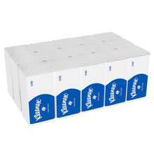 Ein Karton enthält 15 Packungen Kleenex® Falthandtücher Interfold (weiß) mit je 186 Blatt, von Kimberly-Clark GmbH - ideale hygienische Papiertücher für den täglichen Gebrauch.