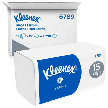 Ένα κουτί Kleenex® διπλωμένων χαρτοπετσετών από την Kimberly-Clark GmbH (λευκό, ενδιάμεση δίπλωση) περιέχει 15 συσκευασίες με 186 φύλλα η καθεμία - συνολικά 2.790 χαρτοπετσέτες μιας χρήσης. Μπλε και λευκή επωνυμία· ορατό ανοιχτό κουτί αποστολής στο παρασκήνιο.